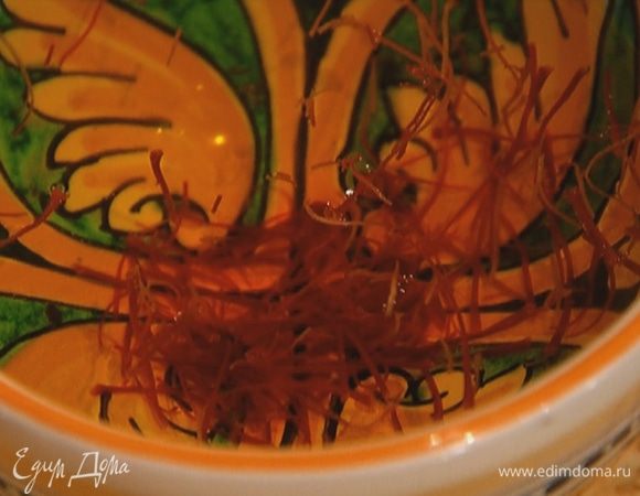 Шафран залить небольшим количеством кипятка.