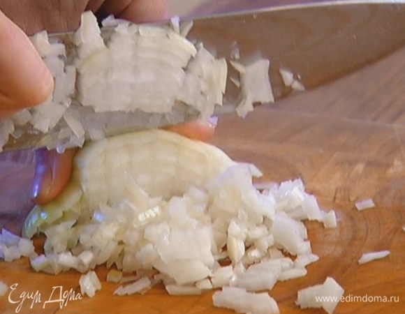 Лук почистить и мелко порубить.