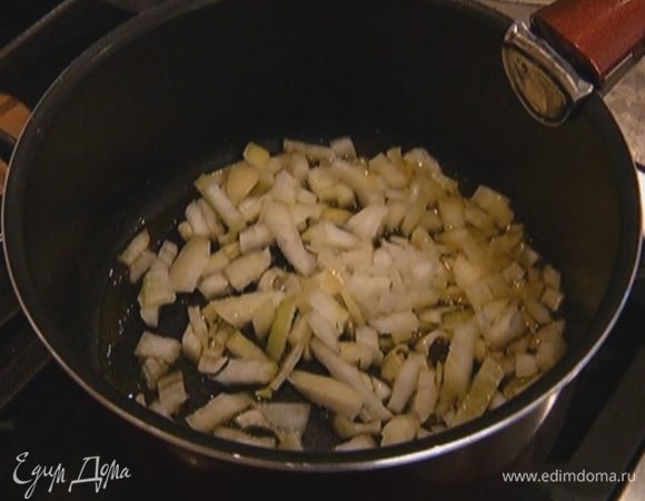 Разогреть в глубокой сковороде оливковое масло и обжаривать лук в течение минуты.