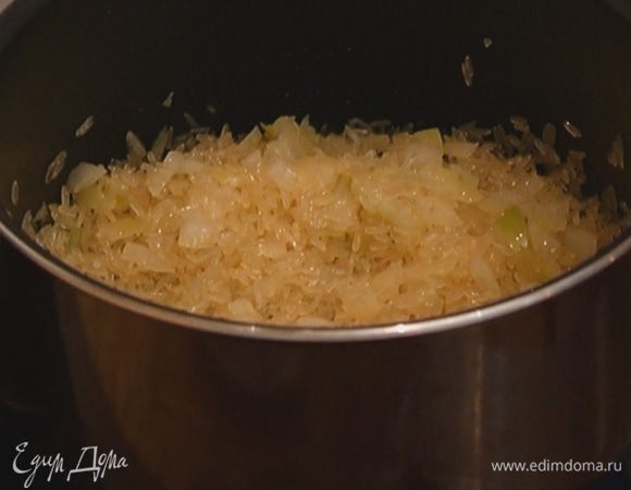 Всыпать рис и, помешивая, прогревать его пару минут, чтобы он пропитался маслом.