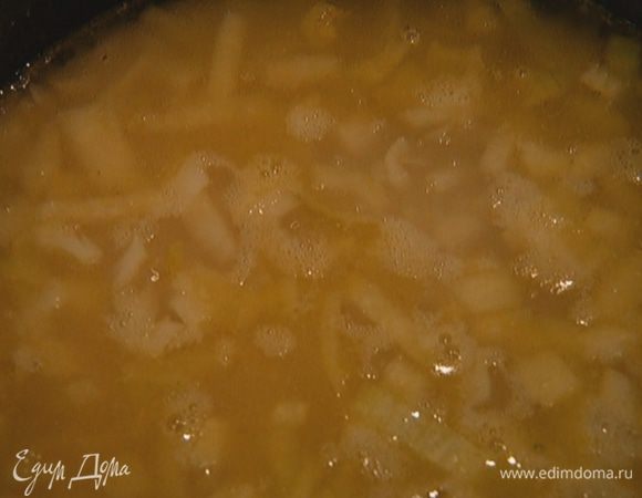 Залить рис кипятком так, чтобы он был полностью покрыт водой. Варить под крышкой 10–12 минут. 