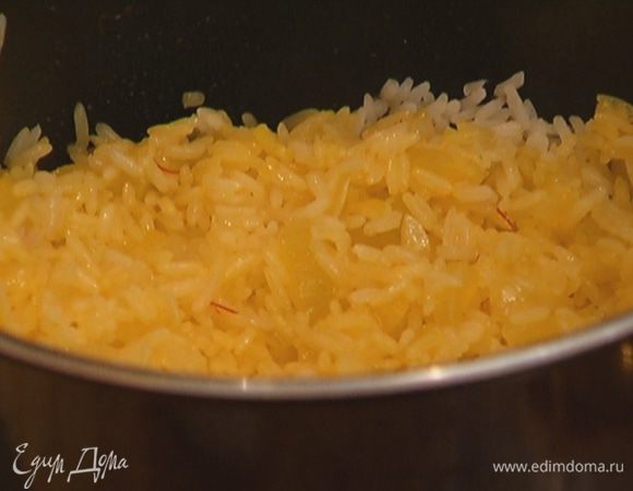 Влить шафранную воду, перемешать и готовить еще пару минут.