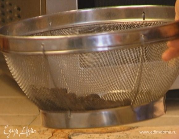 Слить воду из чернослива и изюма.