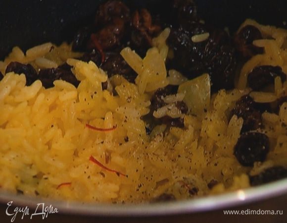 Добавить сухофрукты к рису, посолить, поперчить и перемешать.