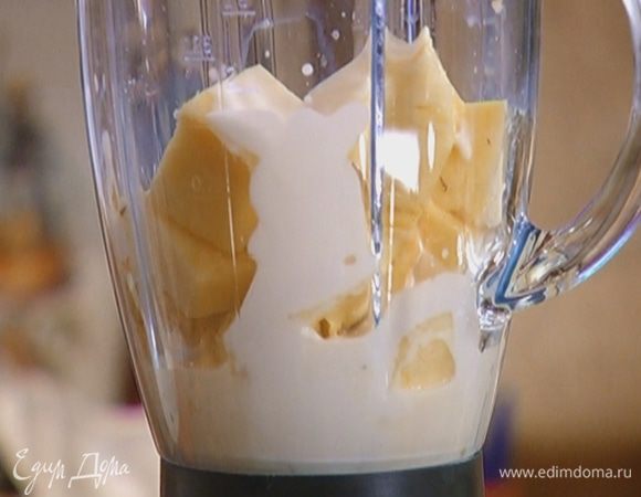 Поместить в блендер ананас, оба вида молока и все взбить в однородную массу.