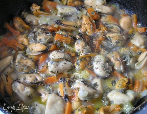 влить вино, увеличить огонь, готовить, пока не выпарится алкоголь, затем посолить, поперчить, посыпать шалфеем, перемешать, накрыть крышкой и выключить огонь.