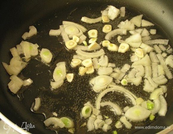 В другой сковороде обжарить оставшуюся половину луковицы, добавить нарезанный чеснок,