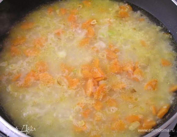 залить водой на 1 см выше риса, накрыть крышкой, готовить около 20 минут.