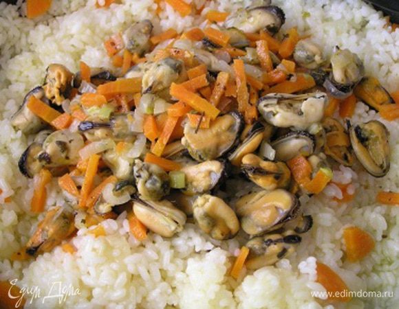 Затем посолить, добавить ранее приготовленные мидии, перемешать, влить апельсиновый сок, тушить еще минут 5 до готовности риса (если нужно, добавьте немного воды).