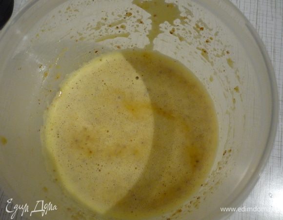 Смешать желтки с измельчённым миндалём, ванильным сахаром, сах. пудрой,вином.