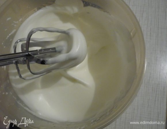 Взбить белок в крепкую пену. Добавить, взбивая, сахар. 