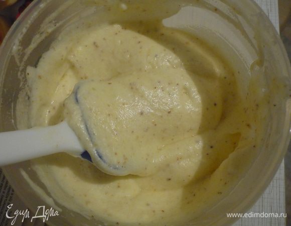 Аккуратно смешать взбитый белок с желтковым кремом.