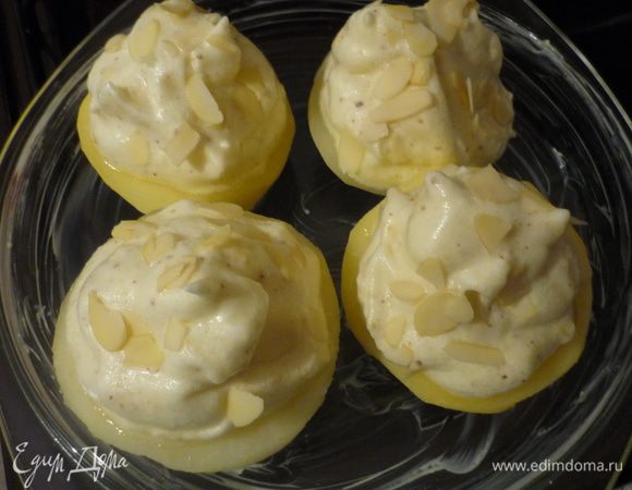 Остывшие половинки яблок вынуть, дать жидкости стечь, наполнить их сладкой массой и посыпать миндальными лепестками.