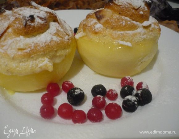 Посыпать десерт сахарной пудрой, украсить ягодами.