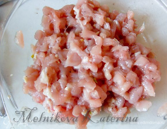 Сначала необходимо мелко порубить куриное филе. Затем измельчить чеснок и добавить его к рубленому мясу. Посолить, добавить перец.