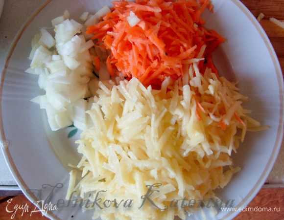 Тем временем натереть на крупной терке картофель и морковь. Мелко нарезать лук.