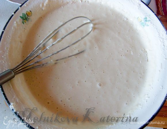В кефир или кислое молоко добавить яйца, немного соли. Взбить венчиком. Добавить муку и соду, все тщательно перемешать. По консистенции тесто должно быть похоже на густую сметану.