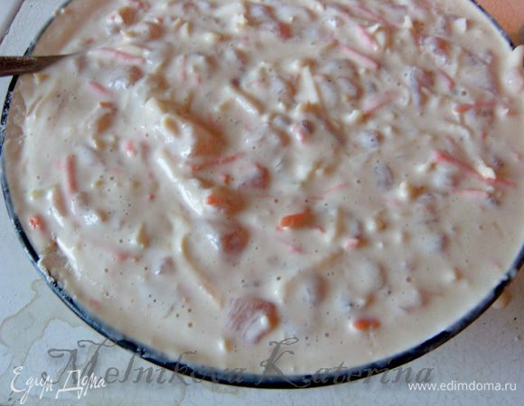 В тесто добавить овощи, мясо и все тщательно перемешать.