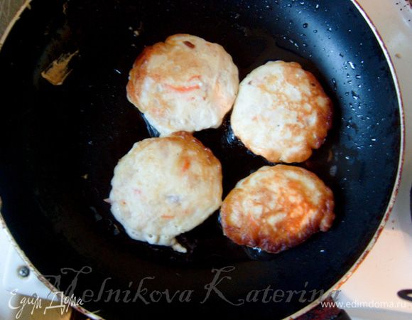 На разогретую сковороду с растительным маслом выложить ложкой тесто и готовить оладьи до румяной корочки с обеих сторон.