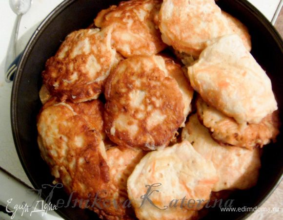 Переложить оладьи в форму для запекания, предварительно смазанную сливочным маслом. Отправить в духовку на 20 минут при 160°C. На самом деле оладьи прожариваются на сковороде хорошо. Но я решила, что «кашу маслом не испортишь». Оладьи после духовки получились нежнее!