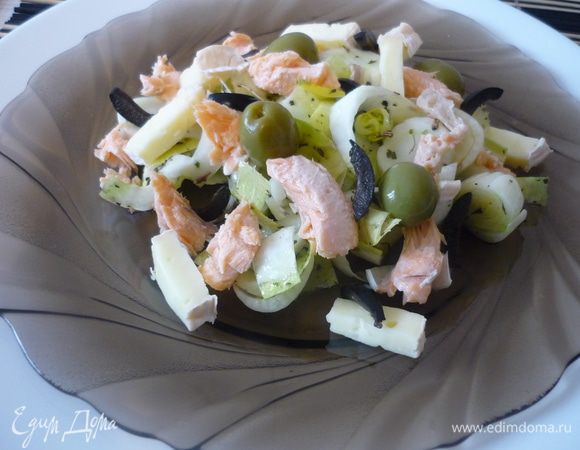 Добавить небольшие кусочки форели и сыра, измельчённые маслины, целые оливки...