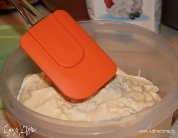 Переложить мороженое в пластиковый контейнер, накрыть пищевой пленкой и убрать в морозилку на 6-8 часов. Чтобы мороженое получилось однородным, его нужно через каждый час доставать из морозилки и перемешивать деревянной или пластмассовой лопаткой. 