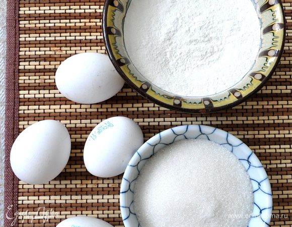 Отделить белки от желтков. Взбить до белизны желтки с ванилью и половиной сахара. Белки взбить до мягких пиков, добавить оставшийся сахар и взбивать до "жестких" пиков. Взбитые белки аккуратно смешать с желтковой смесью, добавить муку, предварительно смешанную с крахмалом и просеянную 3 раза, все размешать до однородности, осторожно, "сверху вниз". Выложить тонким слоем на противень, застеленный пекарской бумагой. Выпекать  в заранее разогретой до 200С духовке 7-10 мин. 