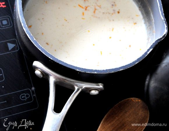 Молоко (200 мл) вскипятить с корицей и цедрой , дать настояться 15 мин., специи вынуть. Яичные желтки взбить с сахаром, добавить крахмал, растворенный в небольшом количестве молока (оставшиемя 100 мл), все размешать до однородности, влить в горячее молоко, еще раз размешать, поставить на маленький огонь и варить до загустения, постоянно помешивая венчиком. Остудить в плотно закрытой посуде (чтобы не образовалась корочка).