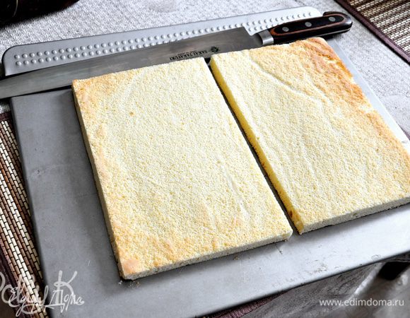 Пропитка.
Воду прокипятить несколько минут с сахаром и корицей. Остудить, корицу вынуть, добавить ром.
