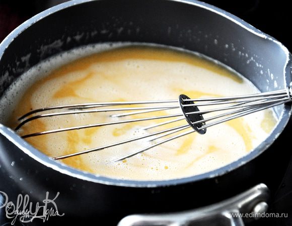 Яичный крем.
Яйца слегка взбить, добавить воду (оставить чуть-чуть для растворения крахмала), все размешать до однородности и процедить. Добавить сахар и растворенный в воде крахмал, варить на маленьком огне, постоянно мешая венчиком, до загустения. Очень быстро разлить по холодной поверхности
