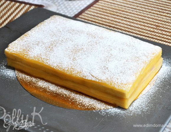 Посыпать сахарной пудрой, горелкой сделать карамельную корочку, украсить клубникой. Нарезать порционно и подавать!)