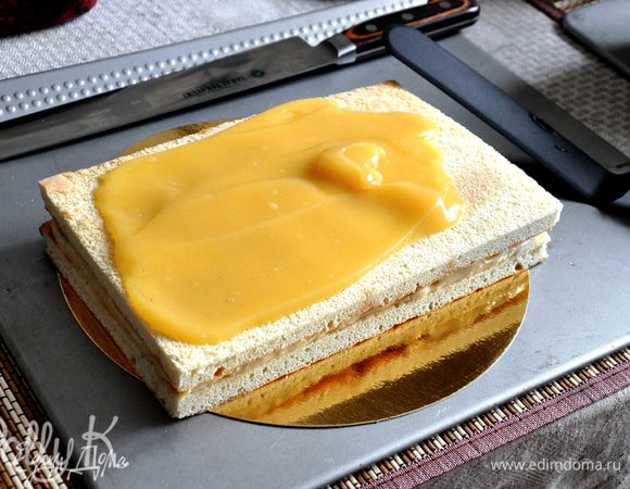 Распределить яичный крем по поверхности торта и по бокам. Оставить на 2-3 часа в прохладном месте.