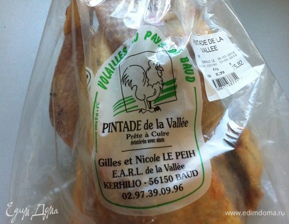 берем цесарку или другую птицу, моем, сушим бумажным полотенцем