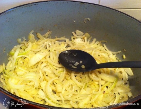 лук режем полукольцами, нагреваем оливковое масло, обжариваем в нем лук.