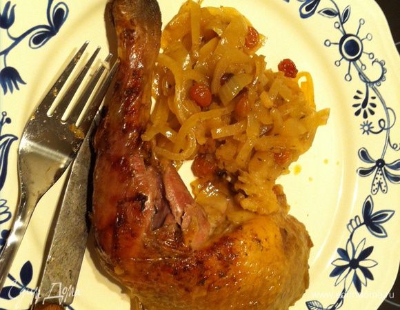 достать цесарку, разрезать и подавать с луком и яблоками. В качестве напитка - конечно сидр :)