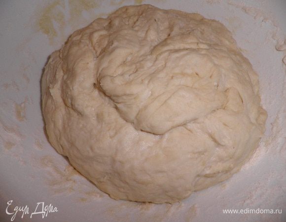 Молоко комнатной температуры соединить в глубокой тарелке с водой,добавить сюда же соль и дрожжи.
Всыпать в тарелку просеянную муку и перемешать.
Добавить к тесту оливковое масло и тщательно вымесить тесто.
Накрыть тесто плёнкой и убрать в тёплое место на 40 минут.Затем тесто раскатать, на присыпанной мукой столе,в лепёшку.
