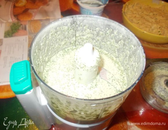 приготовить чатни.зелень крупно нарезать,корень имбиря крупно порубить,измельчить орехи,имбирь и зелень в мелкую крошку.добавить йогурт,сок лимона и мед и взбить до однородности.