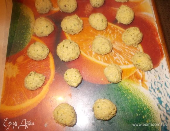 влить в кастрюлю растительное масло слоем 5 см,довести до кипения.сформировать из теста шарики.