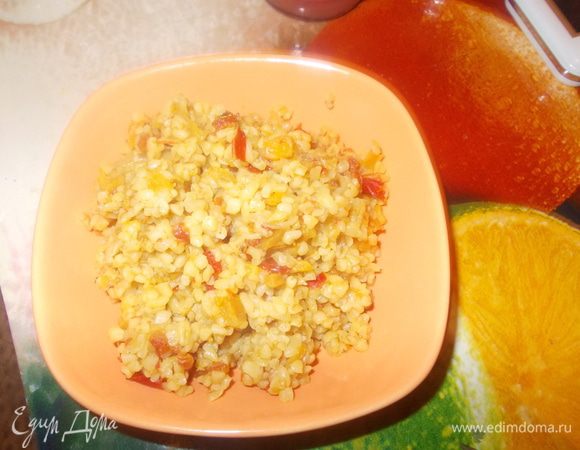 В кипящую подсоленную воду высыпать пилав  и варить на среднем огне 20 минут до выкипания воды. Снять с огня положить кусочек масла, дать ему немного растаять и посыпать корицей.закрыть крышкой и дать постоять 5-7 минут.