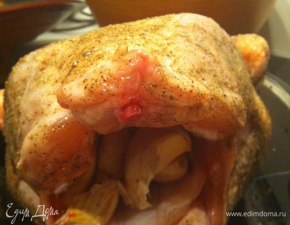 курицу моем, вытираем бумажным полотенцем, натираем смесью соли, перца и оливкового масла. внутри больше чем снаружи (так как ветчина соленая, и лучше сверху вообще не солить). чеснок разбираем на зубчики и НЕ ЧИСТЯ начиняем ими курицу