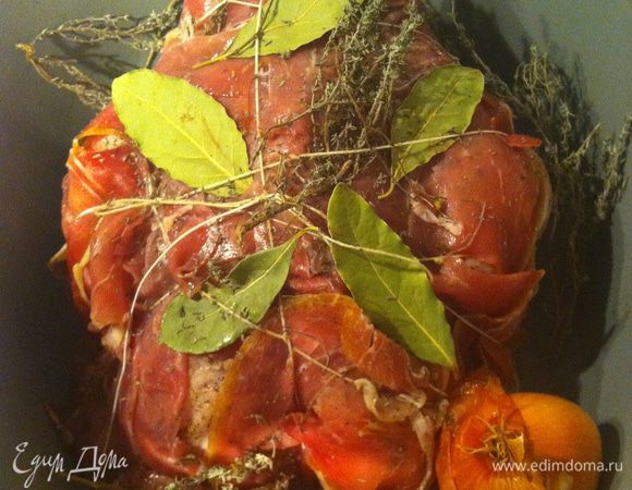 заворачиваем курицу в ветчину, обвязываем бечевкой, под которую подсовываем розмарин, лавровый лист и другие специи, которые нравятся в веточках. кладем целые нечищенные луковицы, в которые втываем гвоздички.   