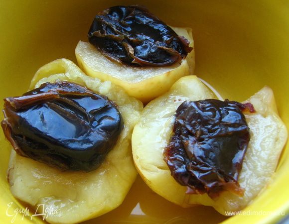 Яблоки помыть, разрезать на половинки, очистить от кожуры и сердцевинки с семечками.

Финики промыть, предварительно залив горячей водой. Если есть необходимость, освободить от косточки.

Заполнить половинки яблок финиками (можно целыми, а можно порезать кусочками), варить в пароварке 20-25 минут (время зависит от сорта яблок).

Я варю яблочки в емкости для риса, чтобы сохранить выделившийся сок и при подаче полить им десертик.

Если яблоки окажутся кисловатыми, можете полить сверху медом.