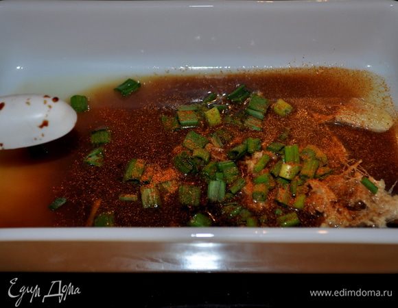 В пластиковом пакете или в форме смешать сок лаймовый,соевый соус, порезан.зелен.лук,красный перец , имбирь.Перемешать.