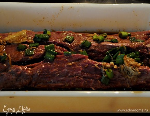 Положить кусок говядины и мариновать 1 час в хол-ке часто переворачивая.