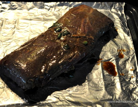 Подготовить гриль разогревая до высок.тем-ры.Грильную решетку поддона можно застелить фольгой.
Сбрызнуть маслом.Выложить мясо,посолим и поперчим.Можно прикрыть сверху фольгой и выпекать до готовности ,если с кровью примерно 8мин.