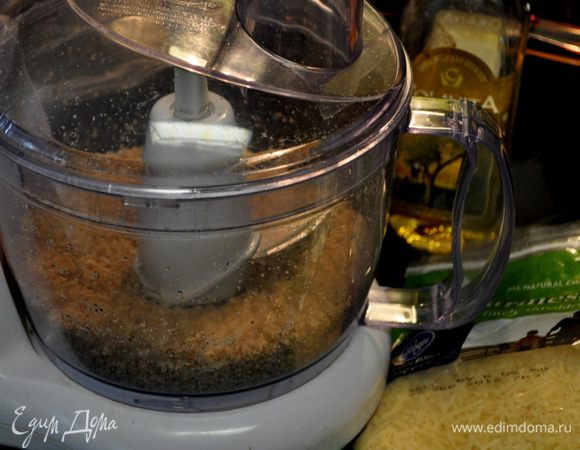 Разогреть духовку до 210гр. Подготовить противень , застелить фольгой.Измельчить в фудпроцессоре хлеб до крошки,добавить пармезан, щепотку соли и перца.Все пульсировать несколько минут.