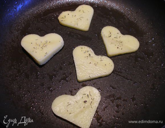 Ну и осталась одна целая картошка, я с помощью формы для печенья вырезала из нее сердечки и просто пожарила. 