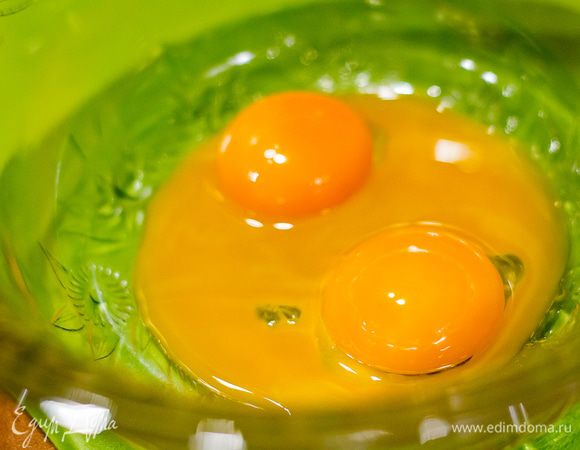 Со второй половиной сахара так же, хорошенько, взбиваем желтки.