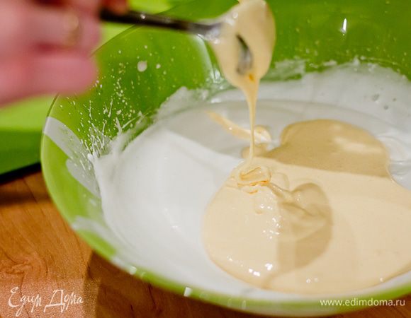 Смешиваем получившиеся желтковую и белковую массы и, просеивая муку, взбиваем до воздушности.