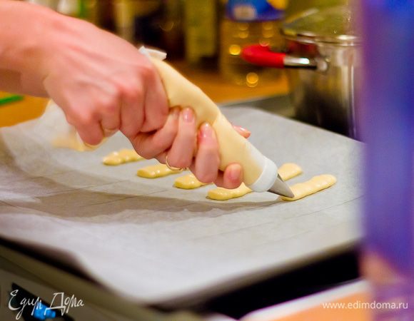 Кондитерским шприцем выдавливаем на пергаментную бумагу ровные полоски длиной около 10 см и шириной около 2 см.